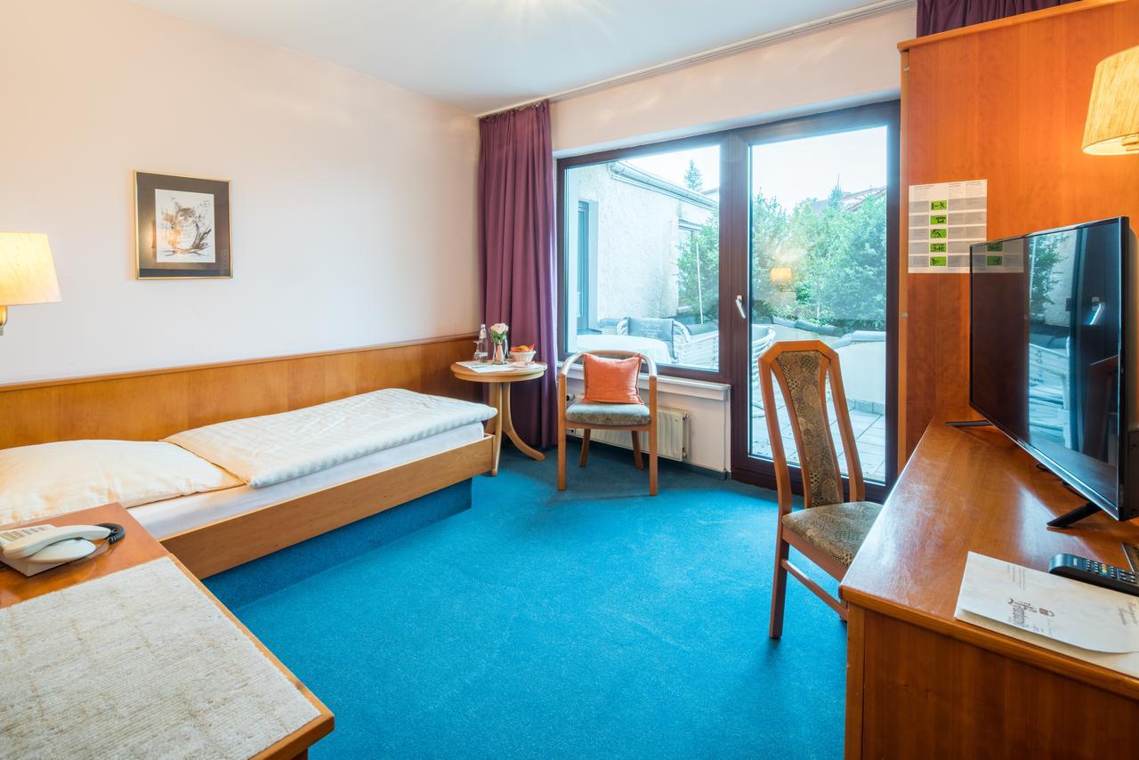 Hotel-Barbarossa-Garni Bei Hanau 布罗登巴赫 外观 照片